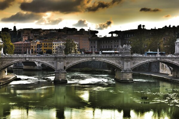 Ponte sul fiume in città con tempo nuvoloso