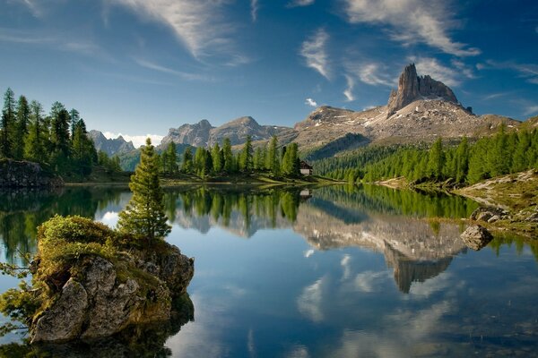 Reflet dans le lac des montagnes et du ciel