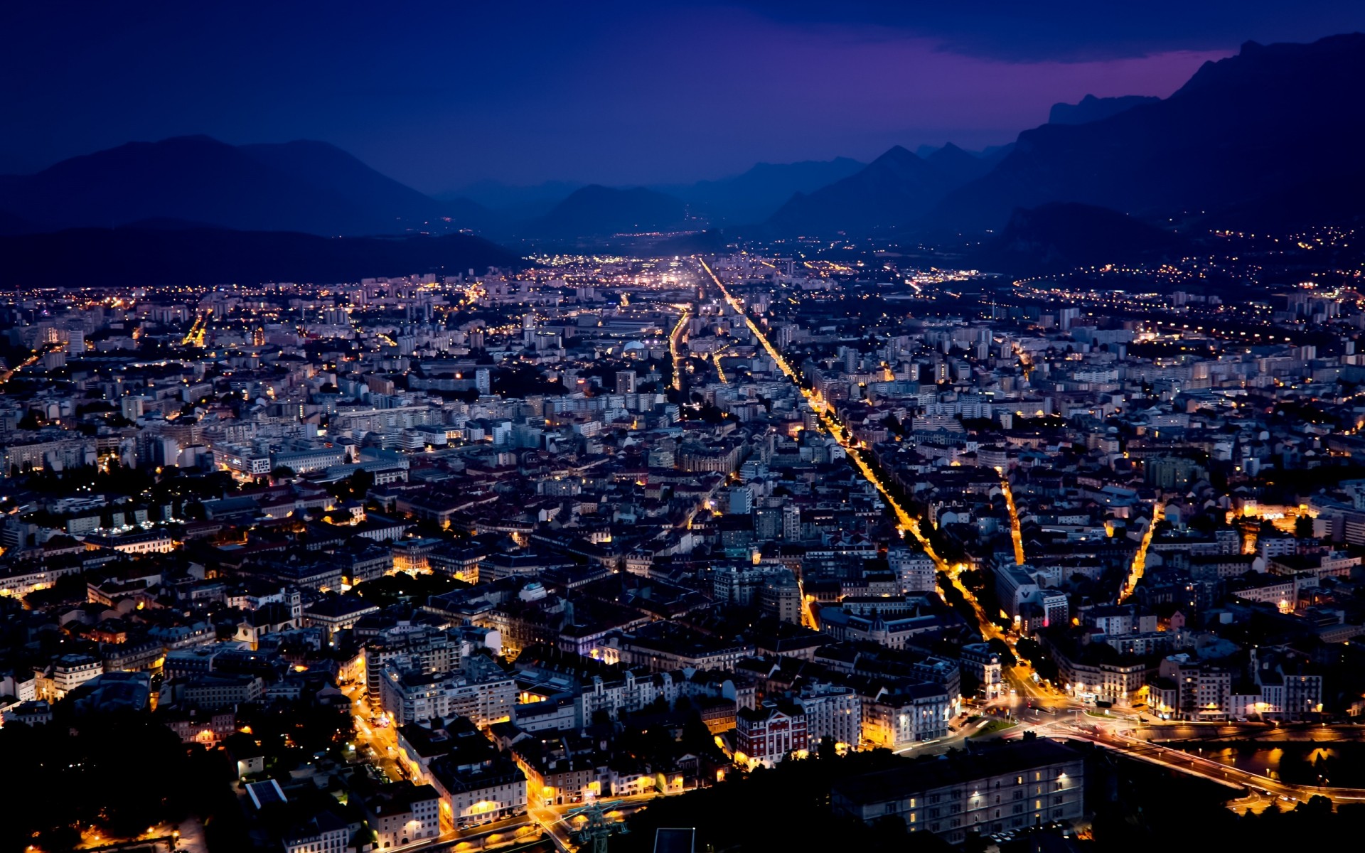 paesaggio città città viaggi architettura città skyline acqua urbano mare paesaggio spettacolo cielo casa turismo tramonto mare panoramico punto di riferimento casa notte scuro luce viola