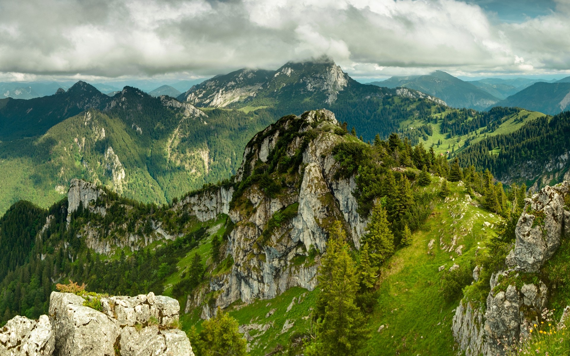 landschaft natur berge reisen landschaft himmel im freien sommer berggipfel hoch rock wandern tal landschaftlich schnee holz rocky gras gutes wetter berge