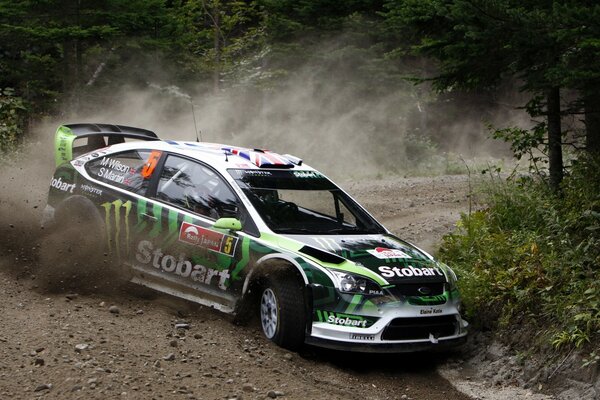 Ford focus na pista de corrida para rali