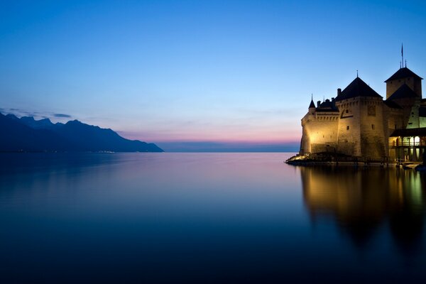 Schloss am See Bei rosa Sonnenuntergang