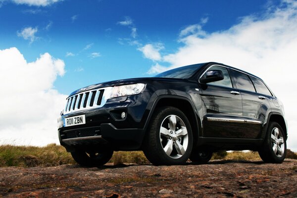 Jeep-Auto in Schwarz unterwegs