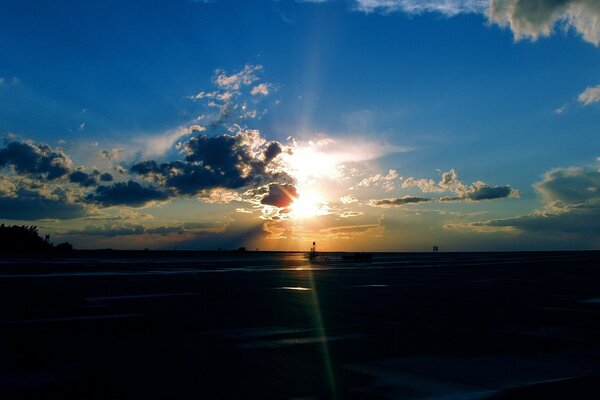 Tramonto magico sulla superficie dell acqua