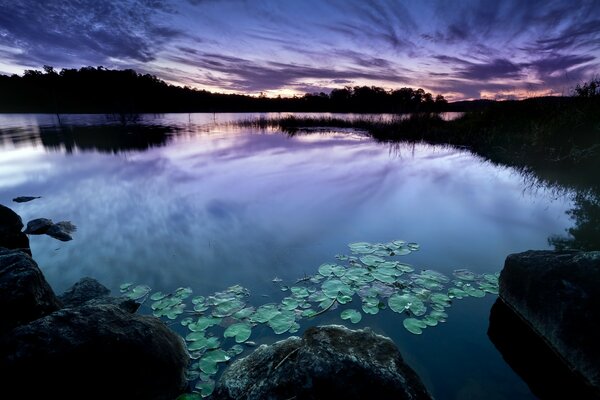 Reflet du ciel coucher de soleil dans le lac