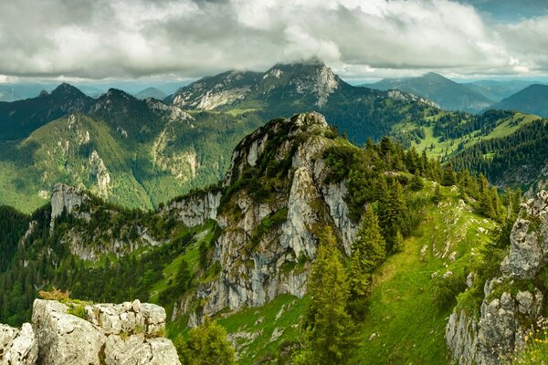 Бұлттары бар әдемі Тау пейзажы