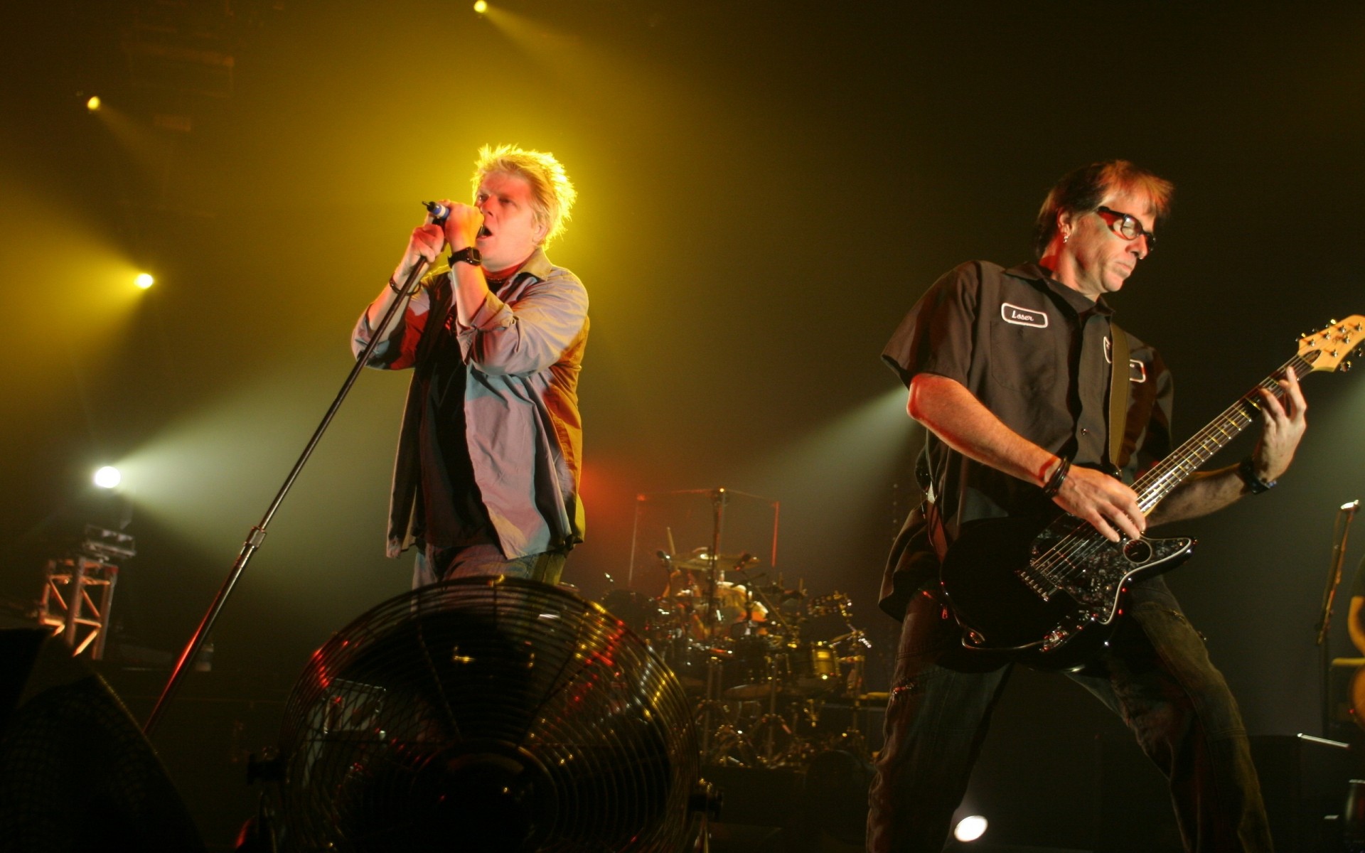 musikalische gruppen leistung konzert musik musiker sängerin band gitarre bühne festival gitarrist streichinstrument instrument punk-rock dexter holland