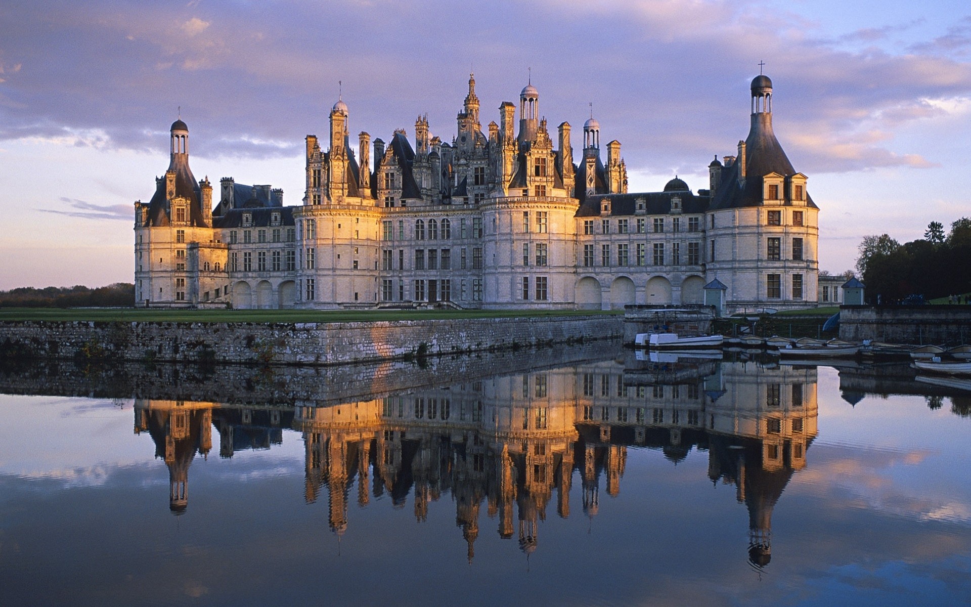 qatar airways замок серый вода город