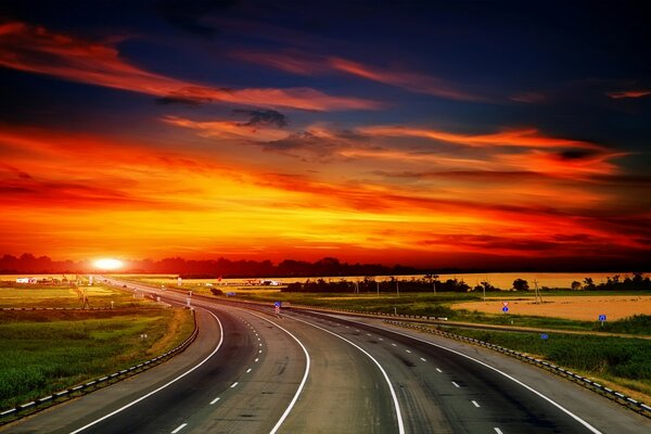 Autobahn in den Sonnenuntergang