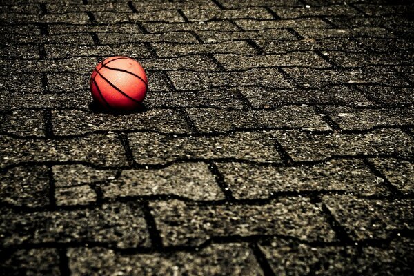 Orangefarbener Basketball, der auf einer Steinbrücke liegt