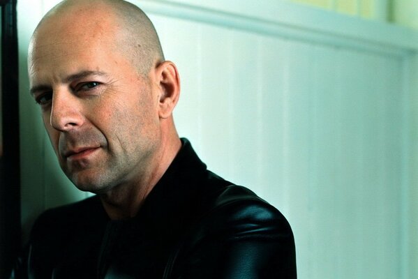 Bruce Willis sur fond de mur