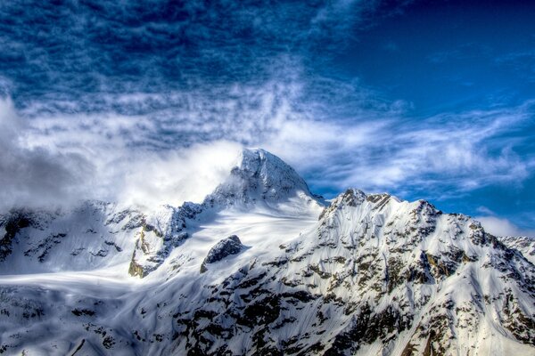 Montagnes enneigées sur fond de ciel bleu