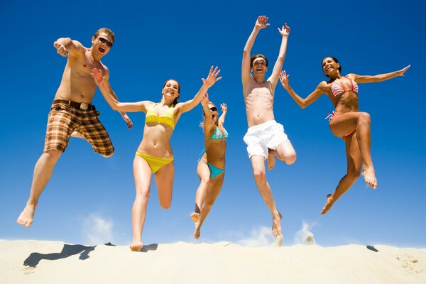 Foto di salto in estate sulla spiaggia