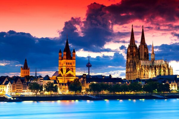 Iluminación nocturna de monumentos arquitectónicos de Alemania en el paseo marítimo