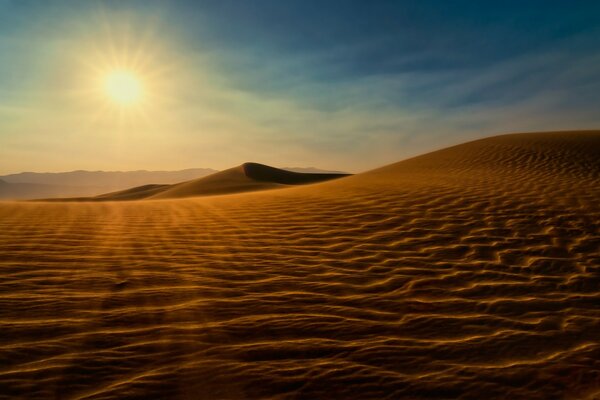 Sand in der Wüste bei Sonnenaufgang