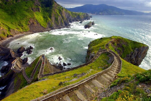 Colinas verdes en una bahía tranquila