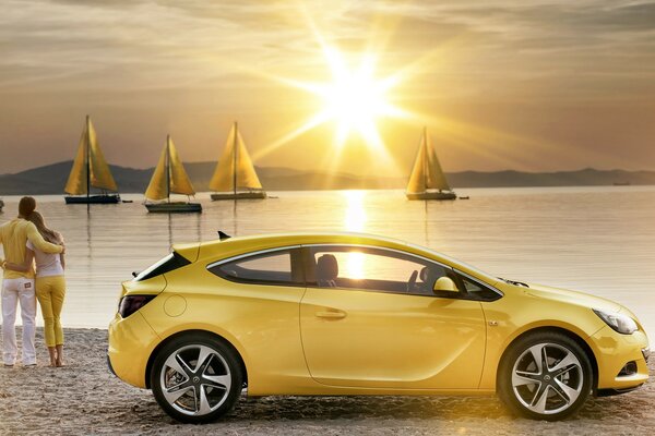 El coche de opel en el fondo de la playa