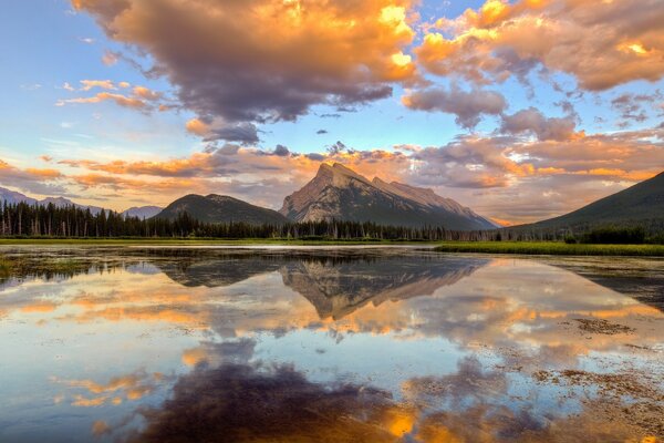 Riflessione speculare del cielo e delle montagne. Vista affascinante