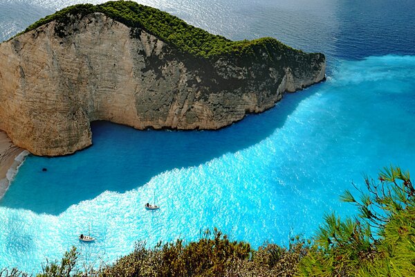 Grèce, eau de mer et côte verte