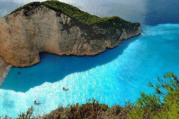 希腊、海水和绿色海岸