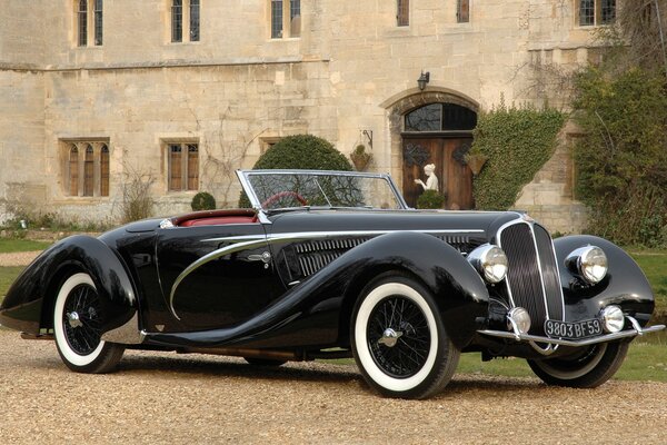 Voiture classique sur fond de bâtiment ancien