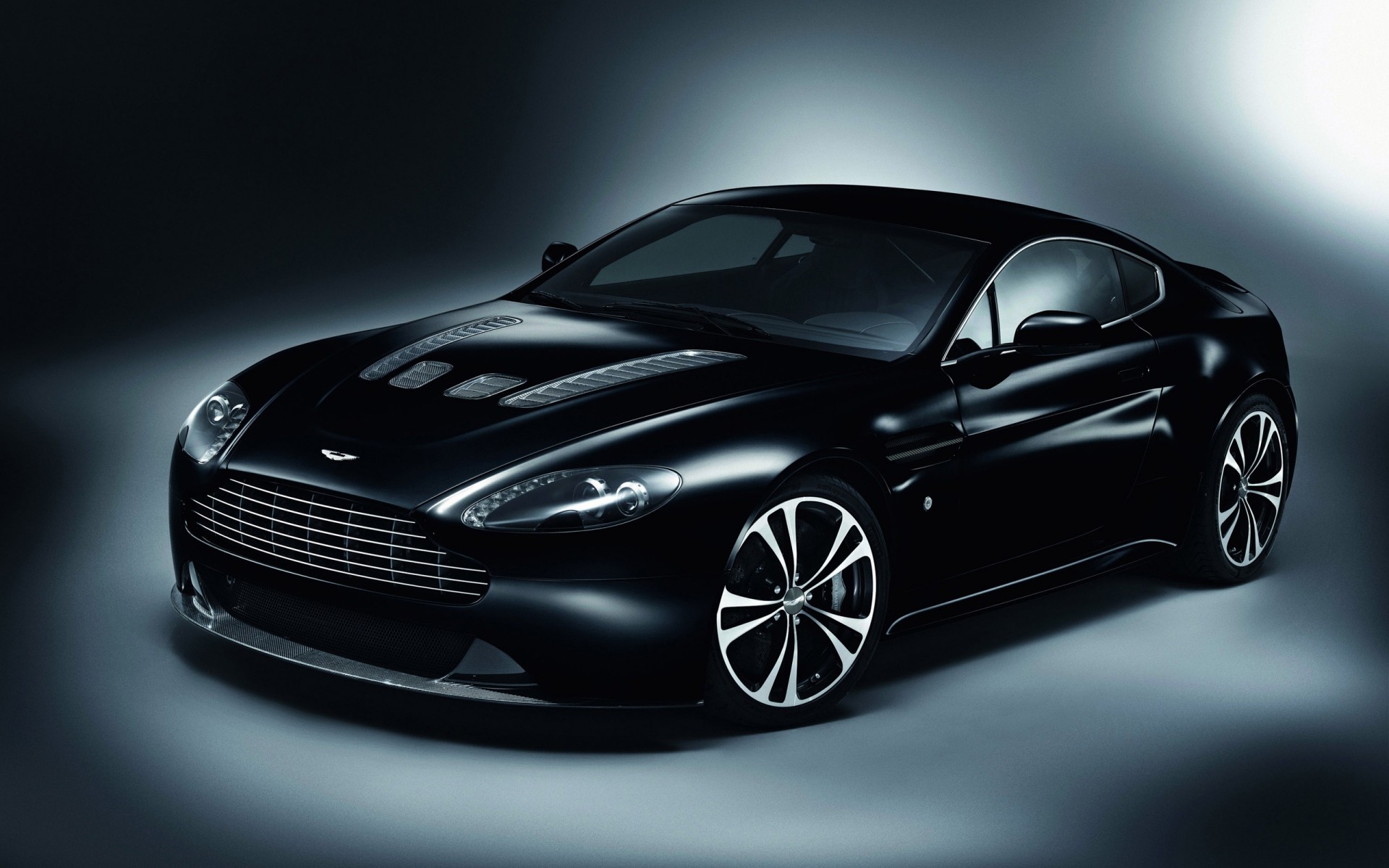 aston martin araba tekerlekler araba otomotiv ulaşım sistemi coupe sürücü hızlı öğlen yarış sedan klasik kaput aston martin vantage