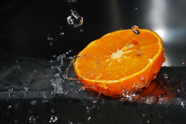 نصف برتقالة تحت قطرات المطر