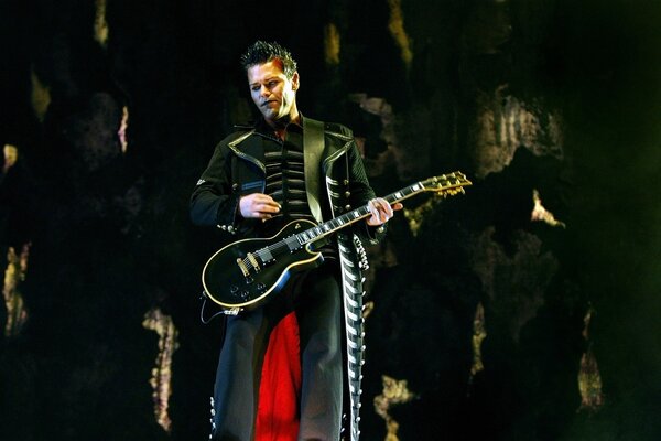 Musiker auf der Bühne mit Gitarre in der Hand