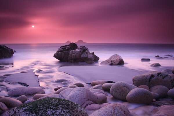 Spiaggia nel colore cremisi del tramonto