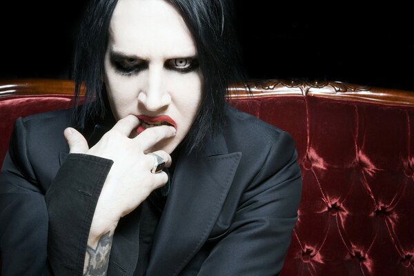 Marilyn Manson put his fingers in his mouth