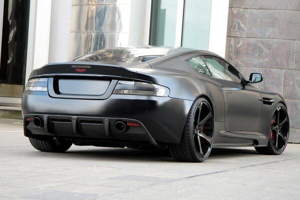 Negro aston martin al aire libre