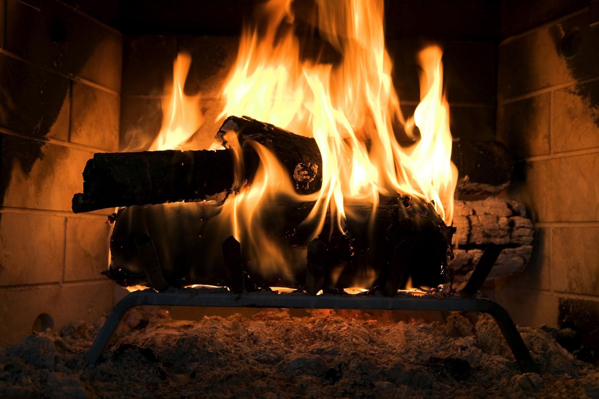 fogo chama lareira quente calor fogueira queimar lenha carvão fogueira queimada aconchegante calor acampamento combustível fumaça perigo inferno calor fogões acender