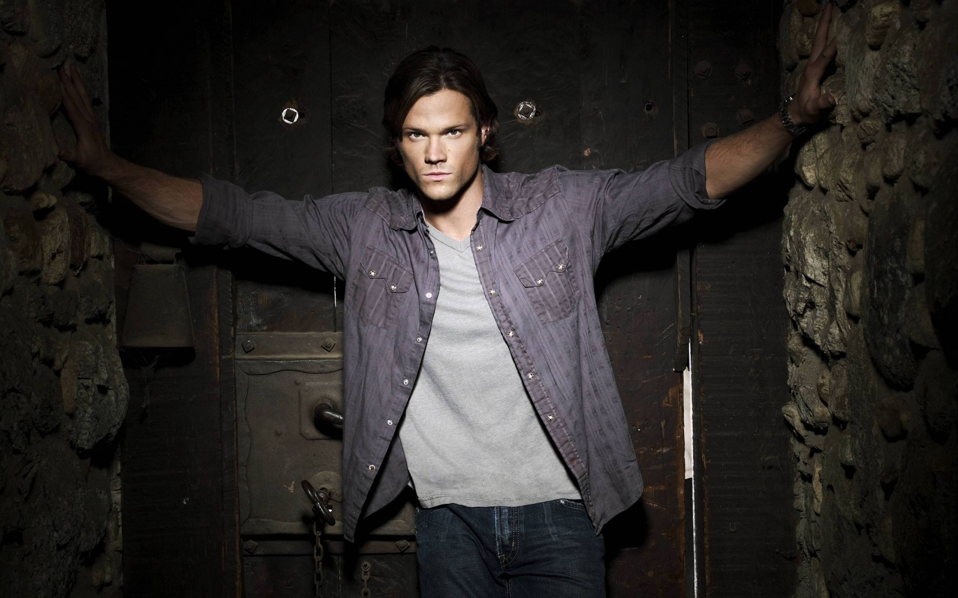 atores solteiro adulto retrato homem escuro dentro de casa vestir jared padalecki supernatural ator homem