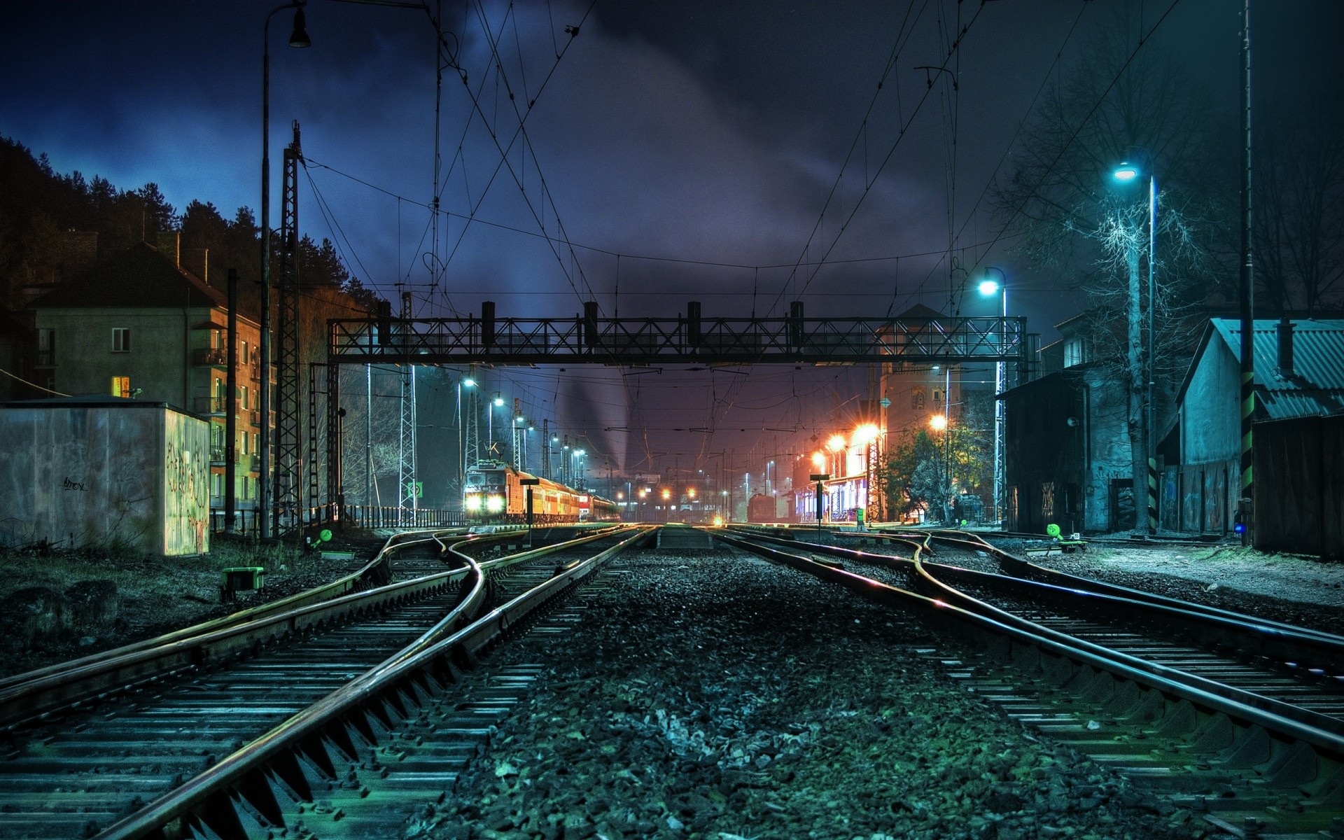 elaborazione fotografica treno ferrovia sistema di trasporto stazione scuro luce acciaio motore linea ingorgo viaggi città pista piattaforma guida traffico ferro prospettive