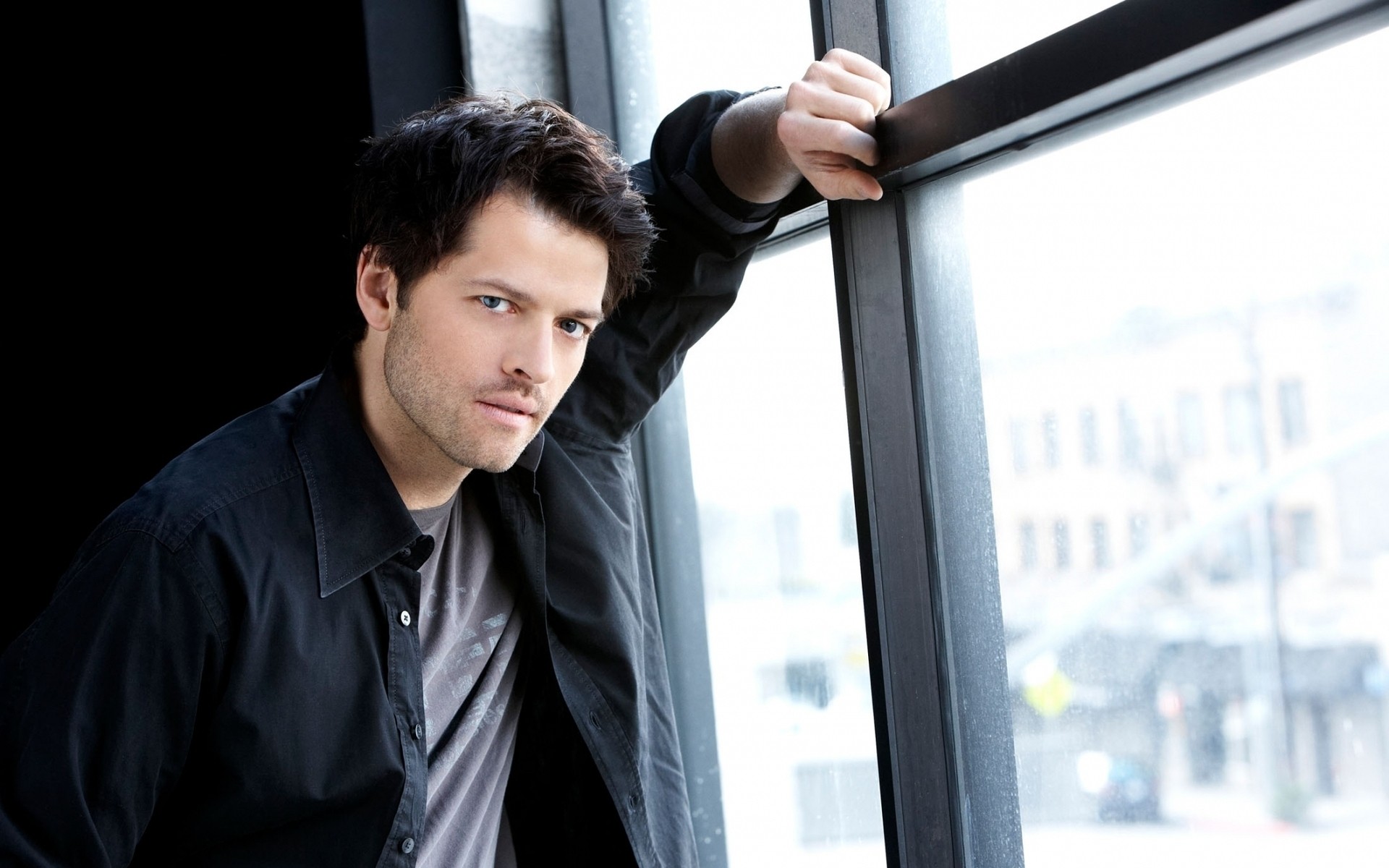 hombre hombre interior negocio ver conectar adulto ventana hermoso moderno castiel sobrenatural actor hombre