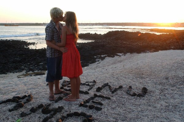 Les amoureux s embrassent au bord de la mer