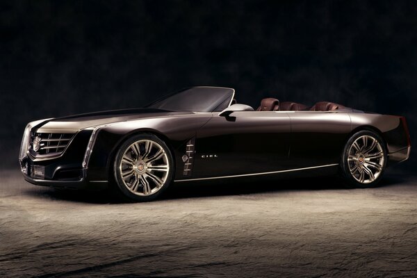 Cadillac negro con techo abatible