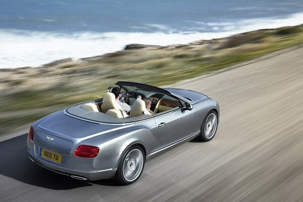 Bentley se précipite rapidement sur la route. Près de la mer