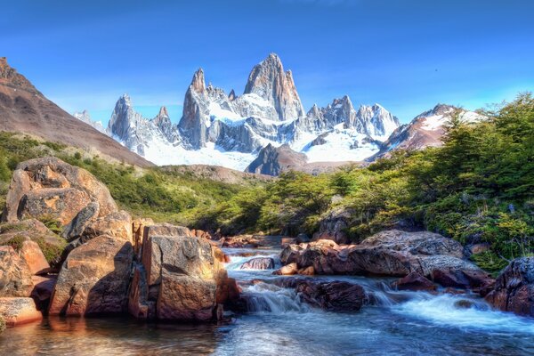 Natureza encantadora nas montanhas. Riacho da montanha