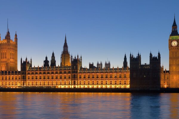 Edificio del Parlamento iluminado en el Reino Unido