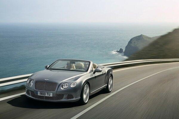 Voyage à la mer en voiture bentley