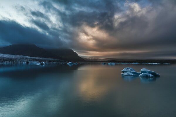 Nuages gris sur la mer bleue