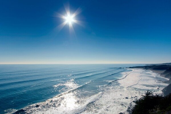 Paisagem natural com mar azul