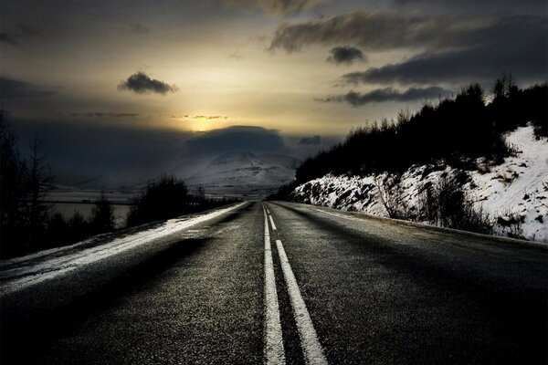 Route sur fond de coucher de soleil dans les montagnes