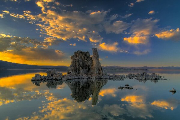 Красивый закат на воде. зимняя природа