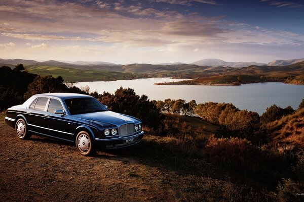 Schwarzer Bentley vor dem Hintergrund einer wunderschönen Landschaft