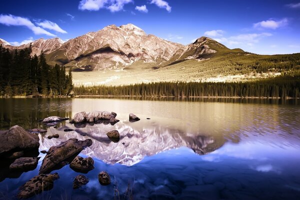 Bela paisagem de um lago de montanha