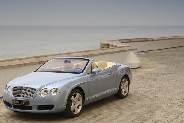 Coche bentley en un viaje a la playa