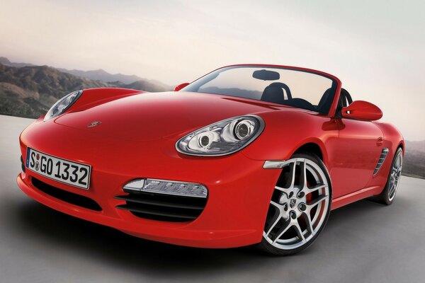 Coche rojo convertible Porsche