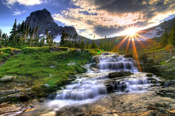 Tramonto in montagna. sulla cascata